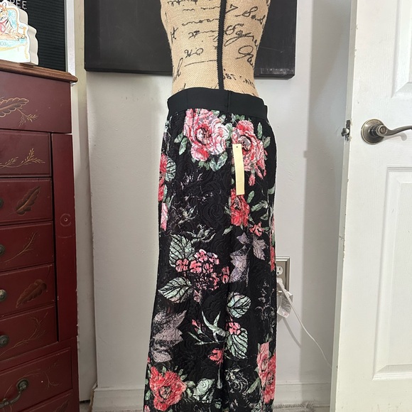 🆕Lavish Floral Lace Midi Skirt - Picture 6 of 15